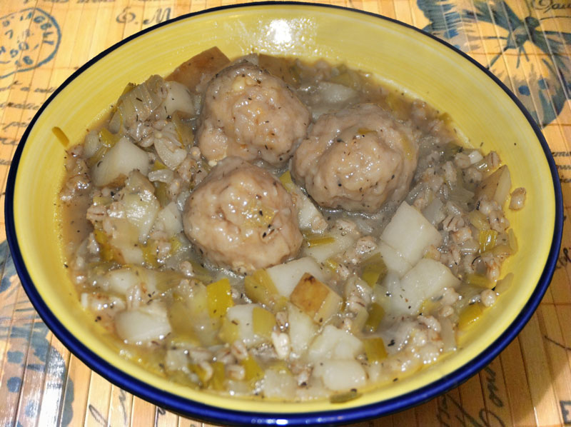 Lees meer over het artikel Prei-aardappelsoep met kaasknoedels (dumplings)